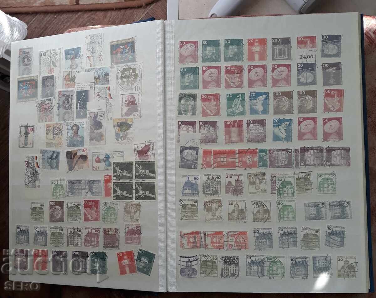 Livrarea Filatelie - clasor cu 25 de file și circa 500 de timbre poștale Livrarea Filatelie - clasor cu 25 de file și circa 500 de timbre poștale