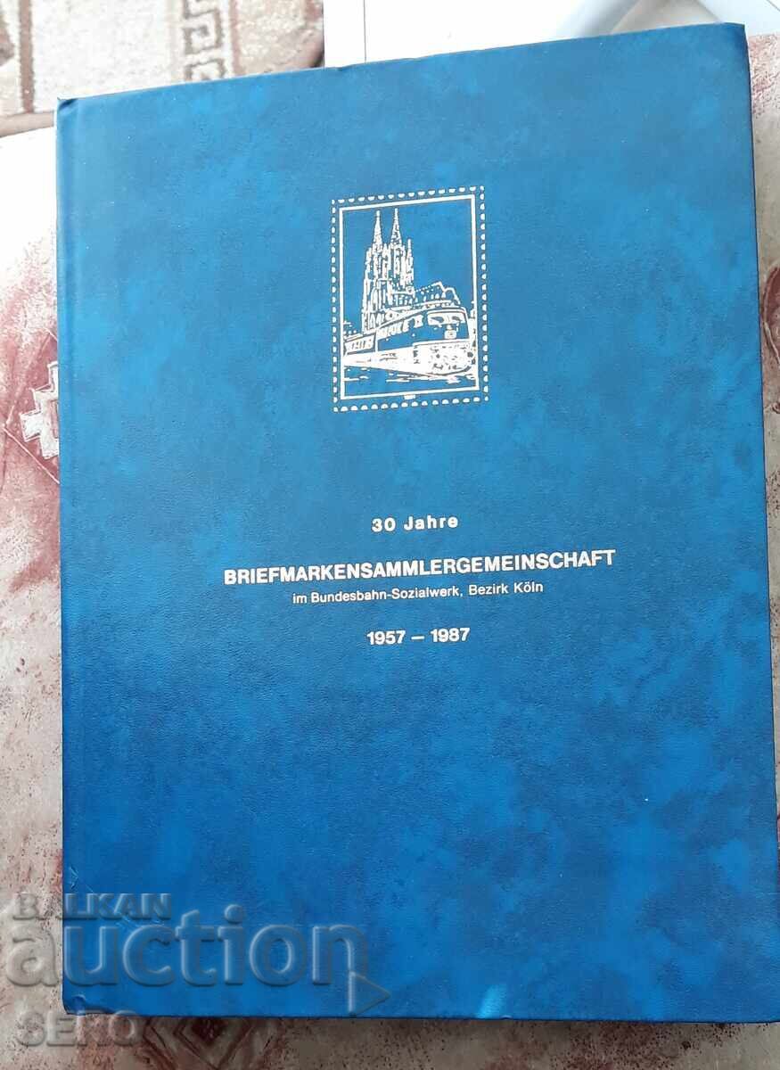 Filatelie - clasor cu 25 de file și circa 500 de timbre poștale Filatelie - clasor cu 25 de file și circa 500 de timbre poștale