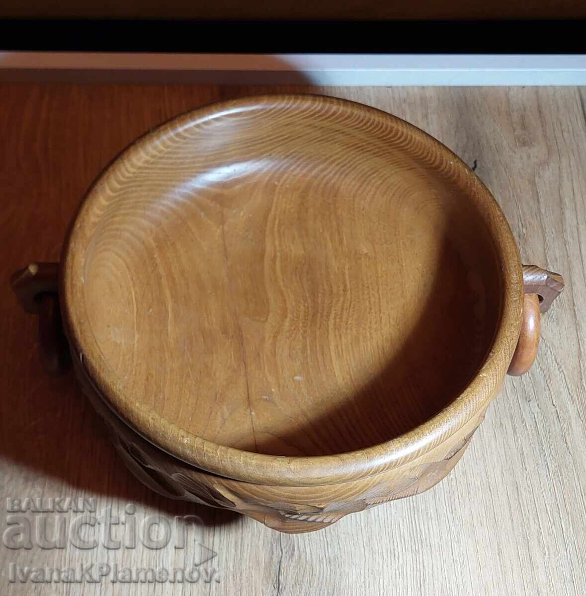 Licitație Bol sculptat în lemn pentru cunoscători