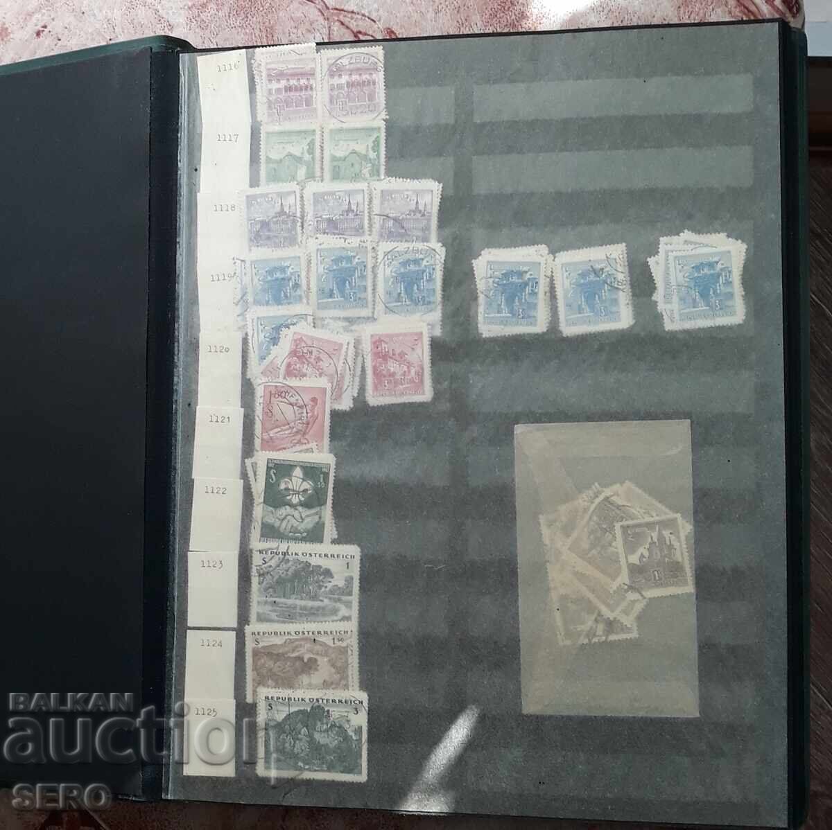 Filatelie - clasor cu 12 foi și presupun că vreo 300 de timbre poștale Filatelie - clasor cu 12 foi și presupun că vreo 300 de timbre poștale