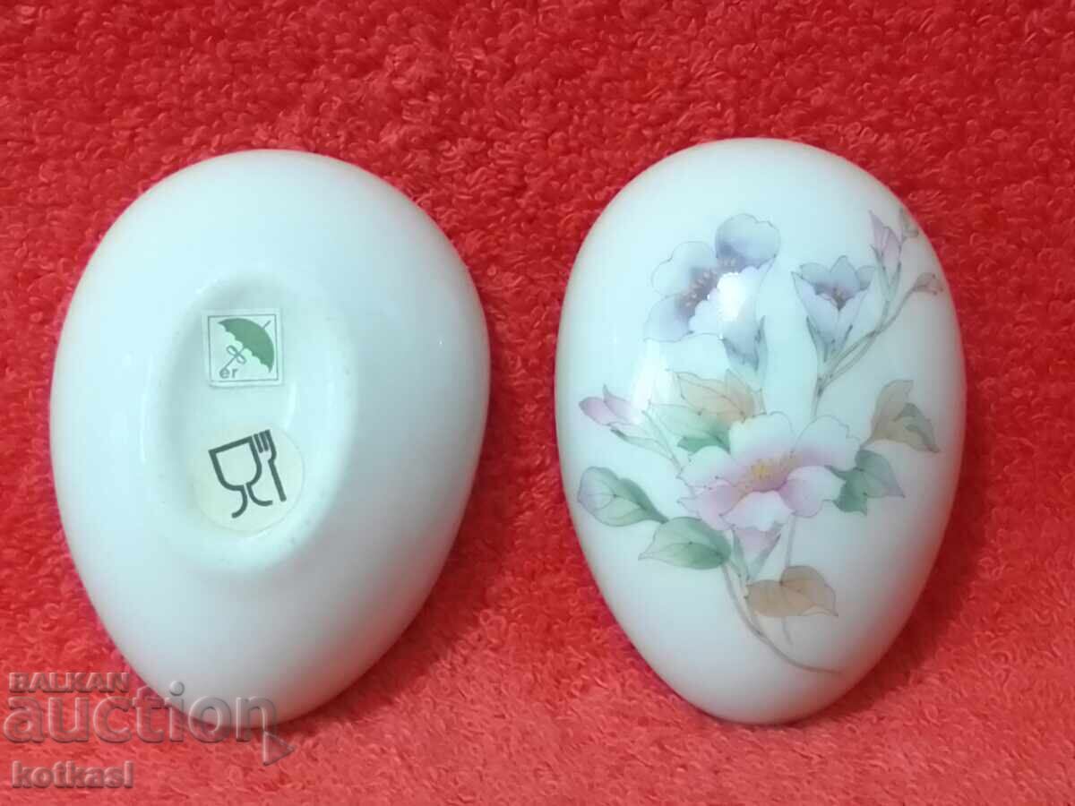 Licitație Cutie veche din porțelan pentru bijuterii Ou de Paște