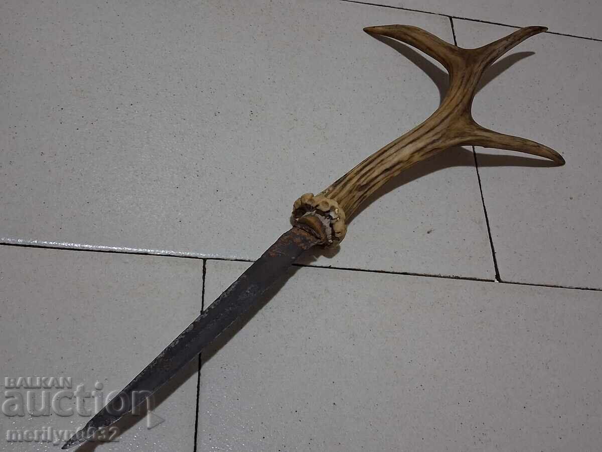 Стар ръчно кован нож без кания с дръжка рог на сърандак с цена 81.00 лв. | € 41.41