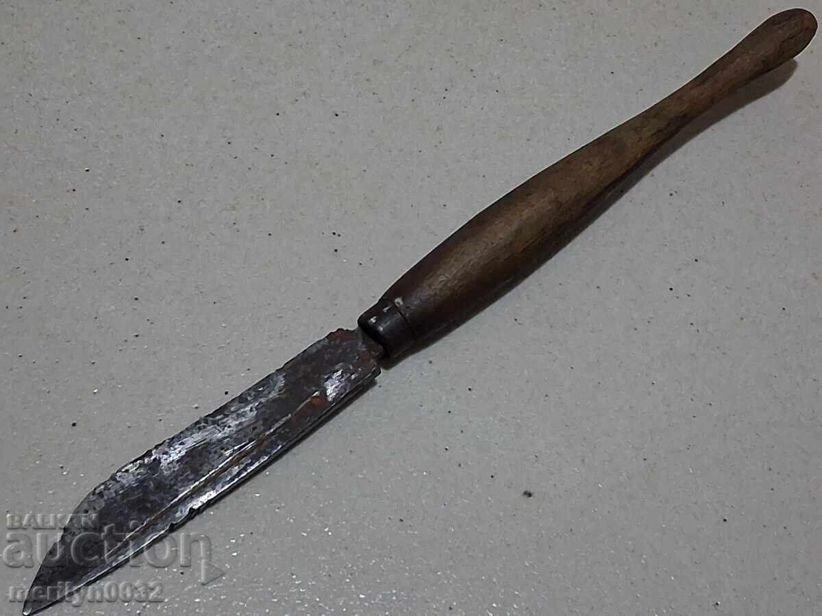 Delivery of Old hand-forged scalpel-type knife Delivery of Old hand-forged scalpel-type knife