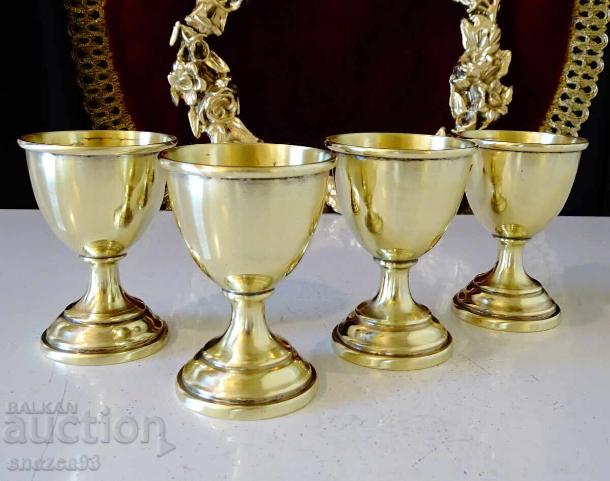 Παράδοση Κολονιάτα από ορείχαλκο για ρακή, σε βάση