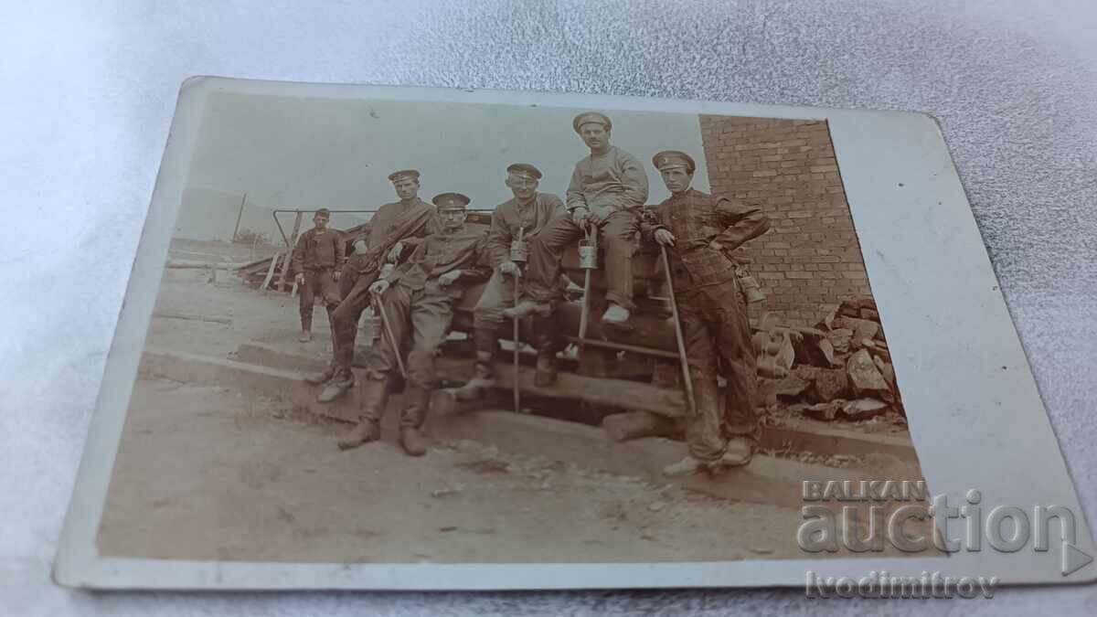 Φωτογραφία Στρατιωτών με φανάρια στο μέτωπο Α' Π.Π