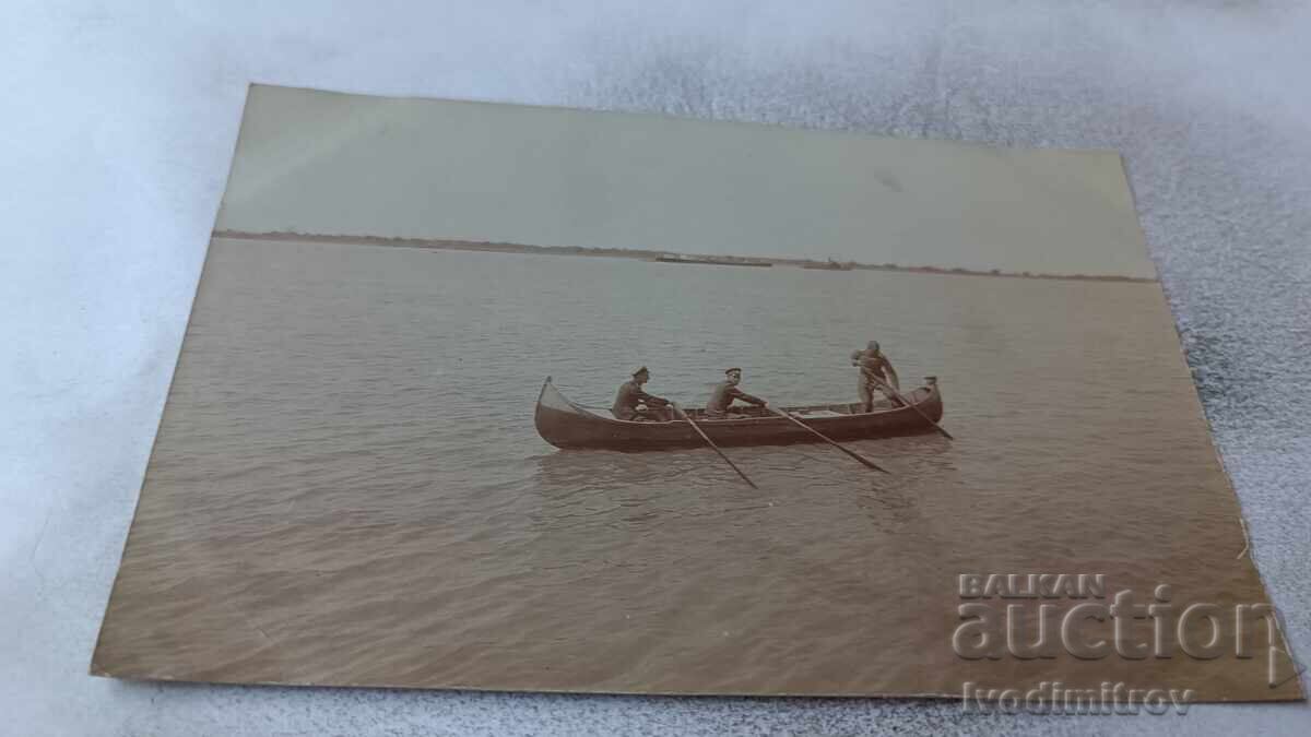 Снимка Тулча Офицери и войници с лодка на фронта 1918 П С В