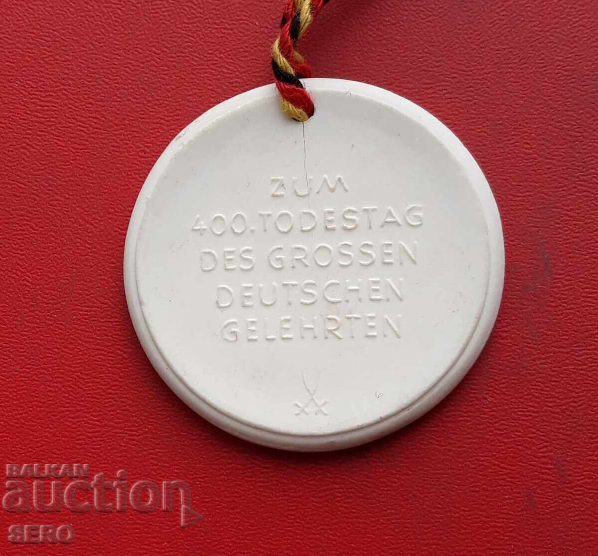 Medalie - Germania din porțelan - Georg Agricola - medic 1494-1555 cu preț 3.01 BGN | € 1.54 Medalie - Germania din porțelan - Georg Agricola - medic 1494-1555 cu preț 3.01 BGN | € 1.54