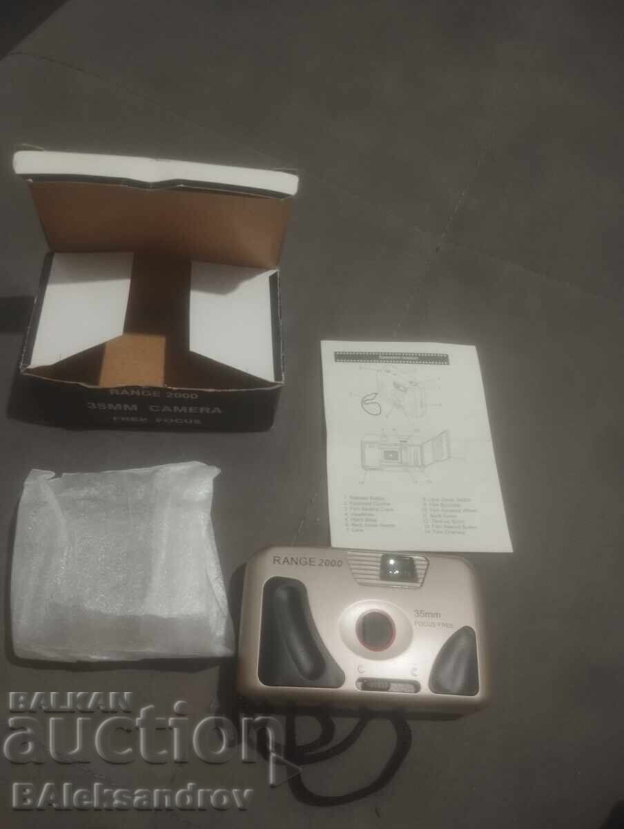 Стар фотоапарат в кутия Стар фотоапарат в кутия