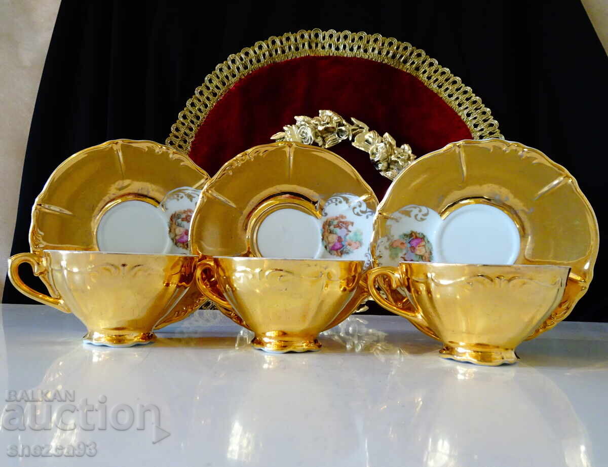 Ceașcă cu farfurie porțelan bavarez, aur, pictură de Fragonard cu preț 48.00 BGN | € 24.54 Ceașcă cu farfurie porțelan bavarez, aur, pictură de Fragonard cu preț 48.00 BGN | € 24.54