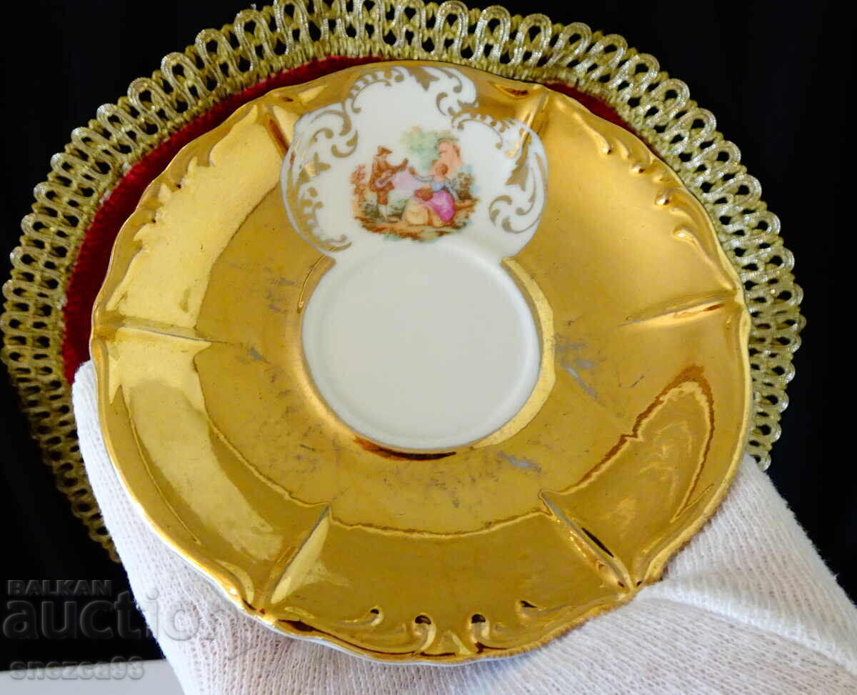 Licitație Ceașcă cu farfurie porțelan bavarez, aur, pictură de Fragonard Licitație Ceașcă cu farfurie porțelan bavarez, aur, pictură de Fragonard