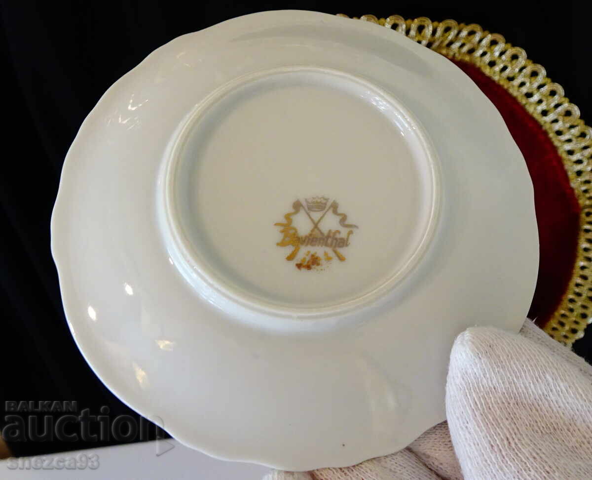 Livrarea Ceașcă cu farfurie porțelan bavarez, aur, pictură de Fragonard Livrarea Ceașcă cu farfurie porțelan bavarez, aur, pictură de Fragonard