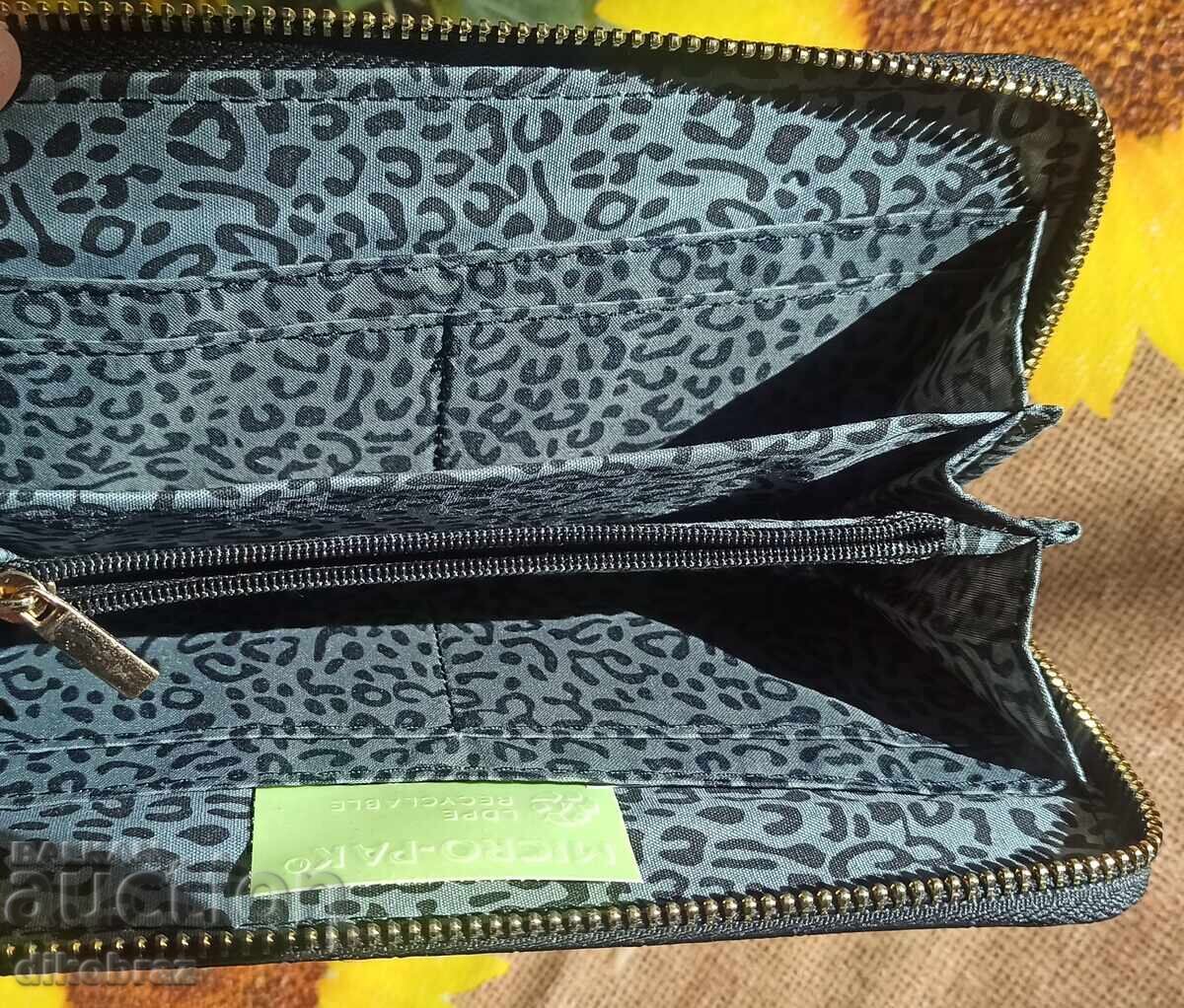 Auction New zippered wallet with 4 compartments - for 4 €uro Auction New zippered wallet with 4 compartments - for 4 €uro