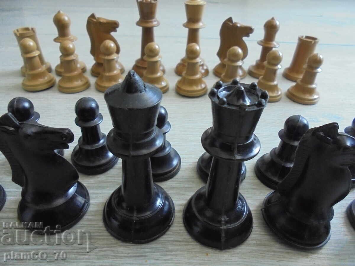 Auction Set of old chess figures Auction Set of old chess figures