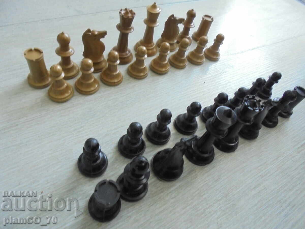 Delivery of Set of old chess figures Delivery of Set of old chess figures