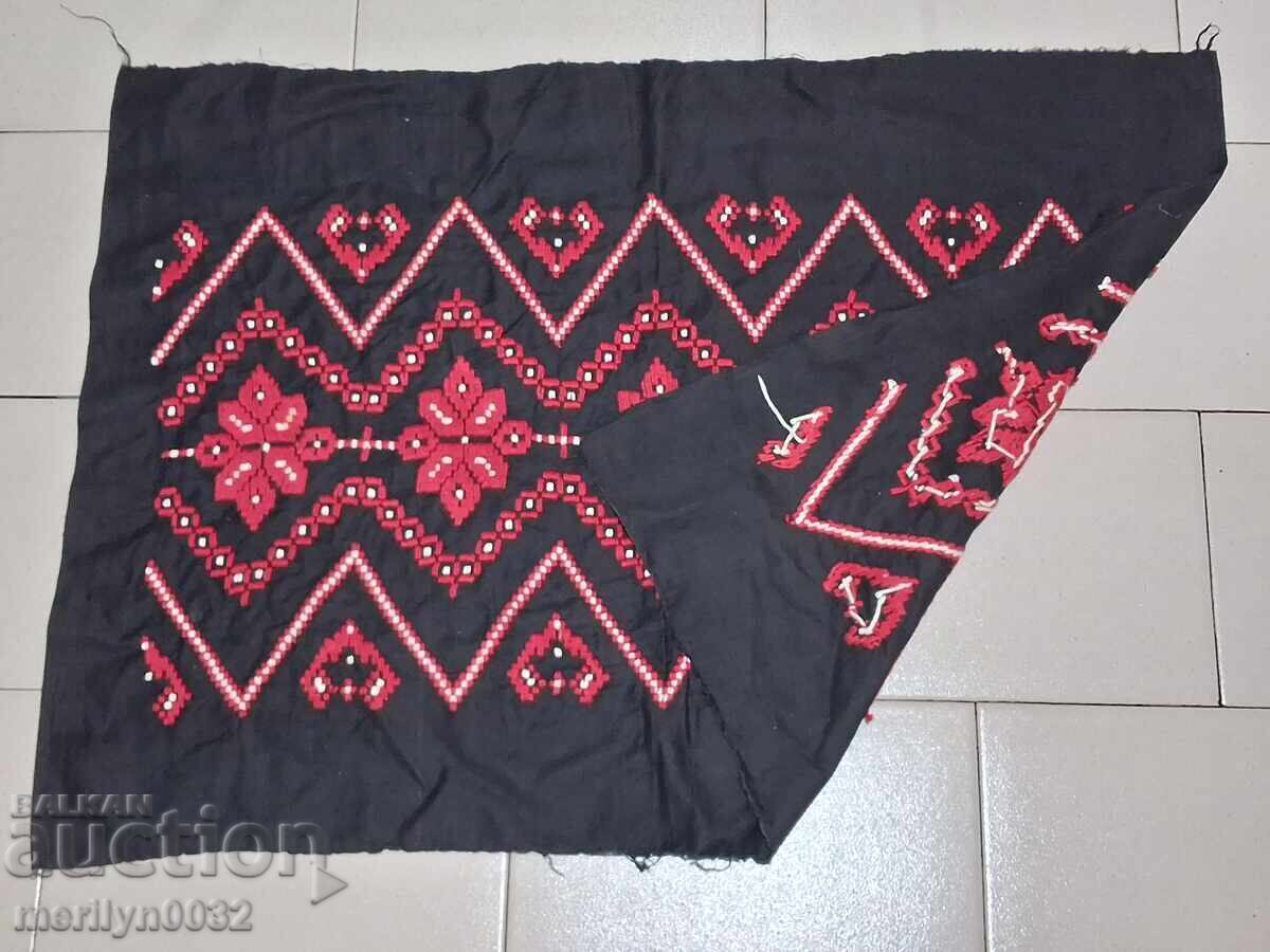 Бродерия за калъфка за възглавница носия с цена 36.00 лв. | € 18.41