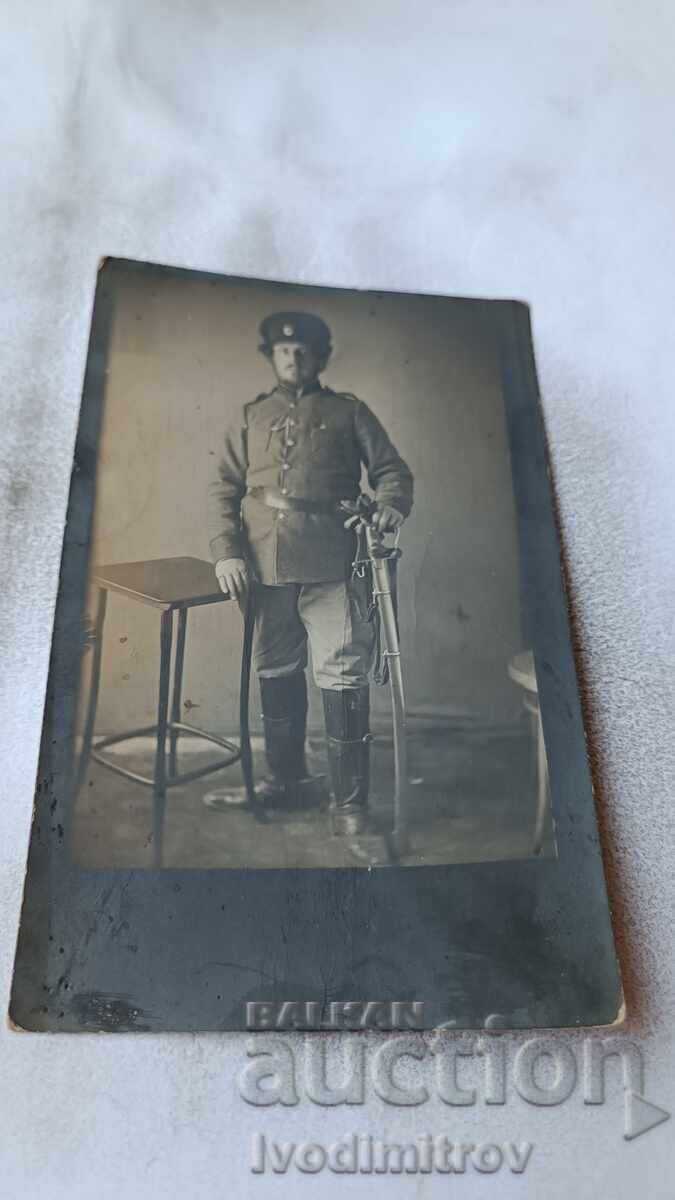 Снимка Офицер с парадна сабя П С В