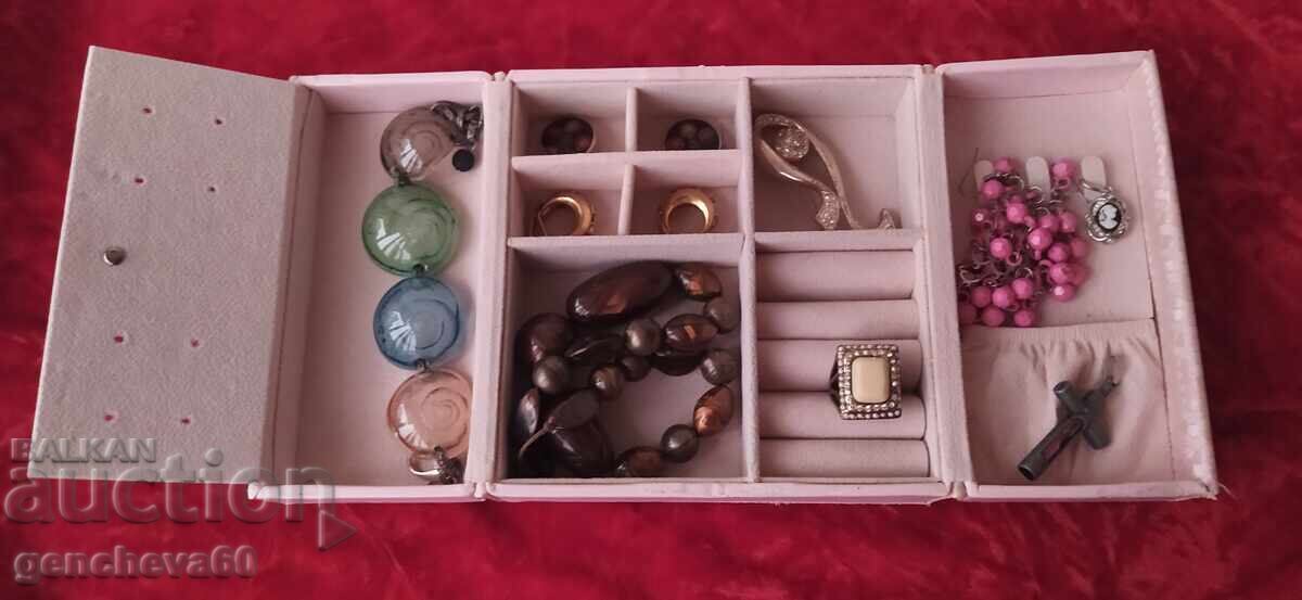 Кожена кутия бижутерка,гардероб с разни дрънкулки с цена 80.00 лв. | € 40.90 Кожена кутия бижутерка,гардероб с разни дрънкулки с цена 80.00 лв. | € 40.90