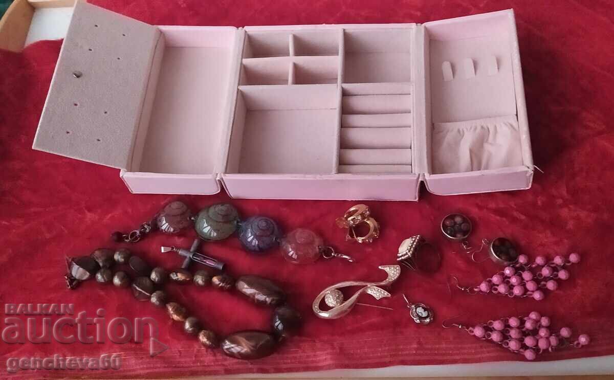 Аукцион Кожена кутия бижутерка,гардероб с разни дрънкулки Аукцион Кожена кутия бижутерка,гардероб с разни дрънкулки