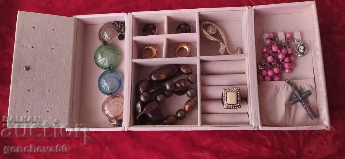 Доставка на Кожена кутия бижутерка,гардероб с разни дрънкулки Доставка на Кожена кутия бижутерка,гардероб с разни дрънкулки