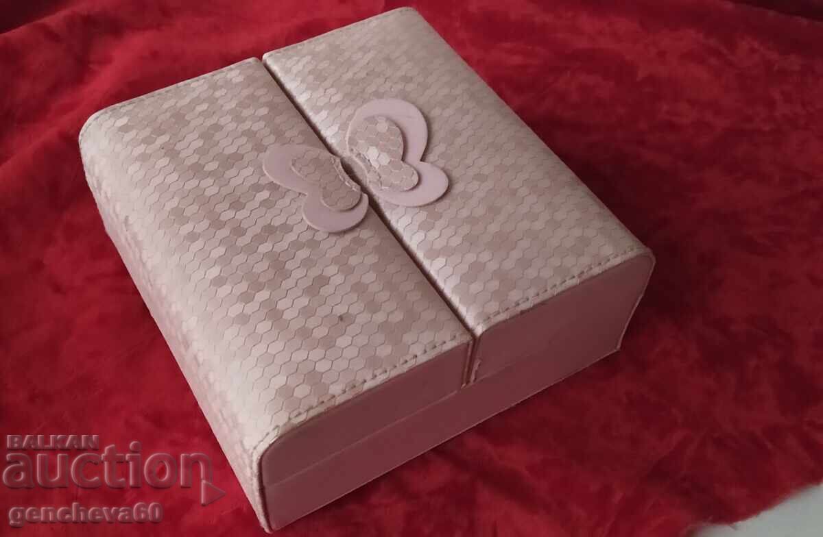 Кожена кутия бижутерка,гардероб с разни дрънкулки - 6 Кожена кутия бижутерка,гардероб с разни дрънкулки - 6