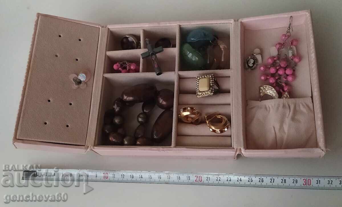 Кожена кутия бижутерка,гардероб с разни дрънкулки Кожена кутия бижутерка,гардероб с разни дрънкулки
