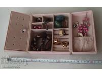 Cutie bijuterii din piele, garderobă cu diverse mărunțișuri