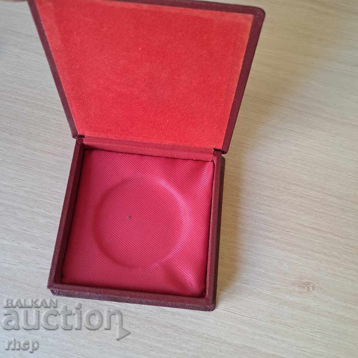 ЦСКА Септемврийско знаме кутия от златно отличие с цена 52.00 лв. | € 26.59 ЦСКА Септемврийско знаме кутия от златно отличие с цена 52.00 лв. | € 26.59