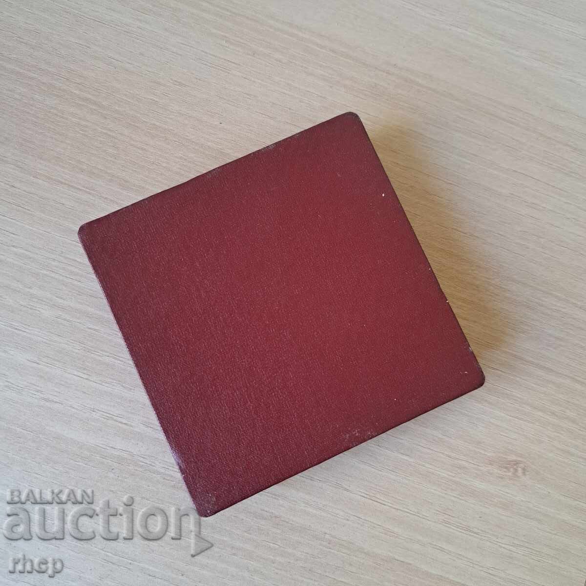 Аукцион ЦСКА Септемврийско знаме кутия от златно отличие Аукцион ЦСКА Септемврийско знаме кутия от златно отличие