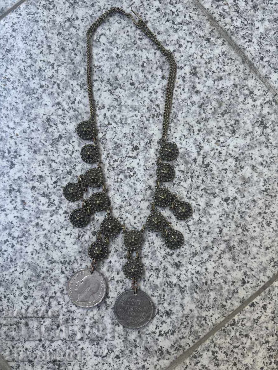 Αναγεννησιακός σκύλος με ασημένια νομίσματα Αναγεννησιακός σκύλος με ασημένια νομίσματα