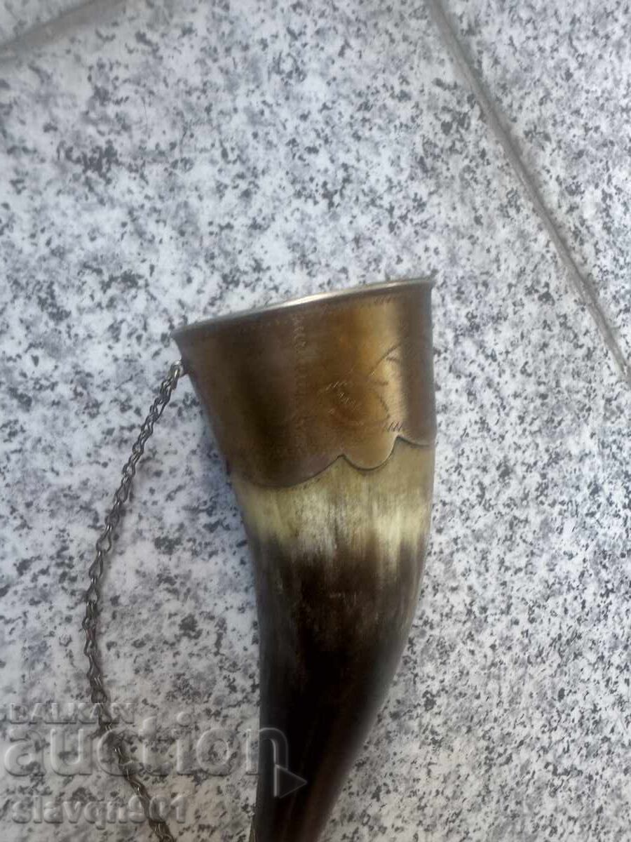 Παράδοση Κύπελλο γεωργιανού κέρατου Παράδοση Κύπελλο γεωργιανού κέρατου