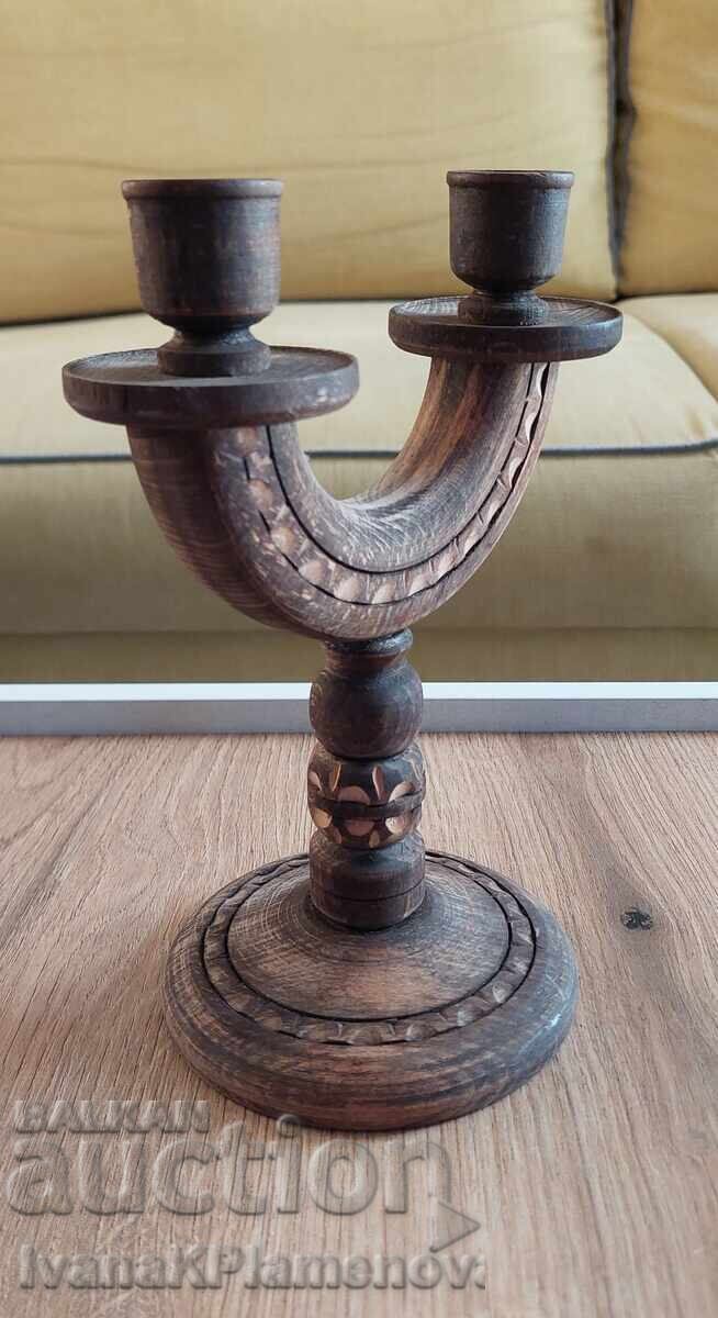 Sfeșnic sculptat în lemn pentru cunoscători
