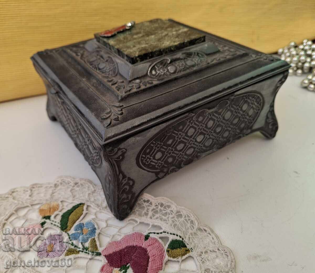 Винтидж метална кутия за бижута СССР/накити с цена € 50.00 | 97.79 лв. Винтидж метална кутия за бижута СССР/накити с цена € 50.00 | 97.79 лв.