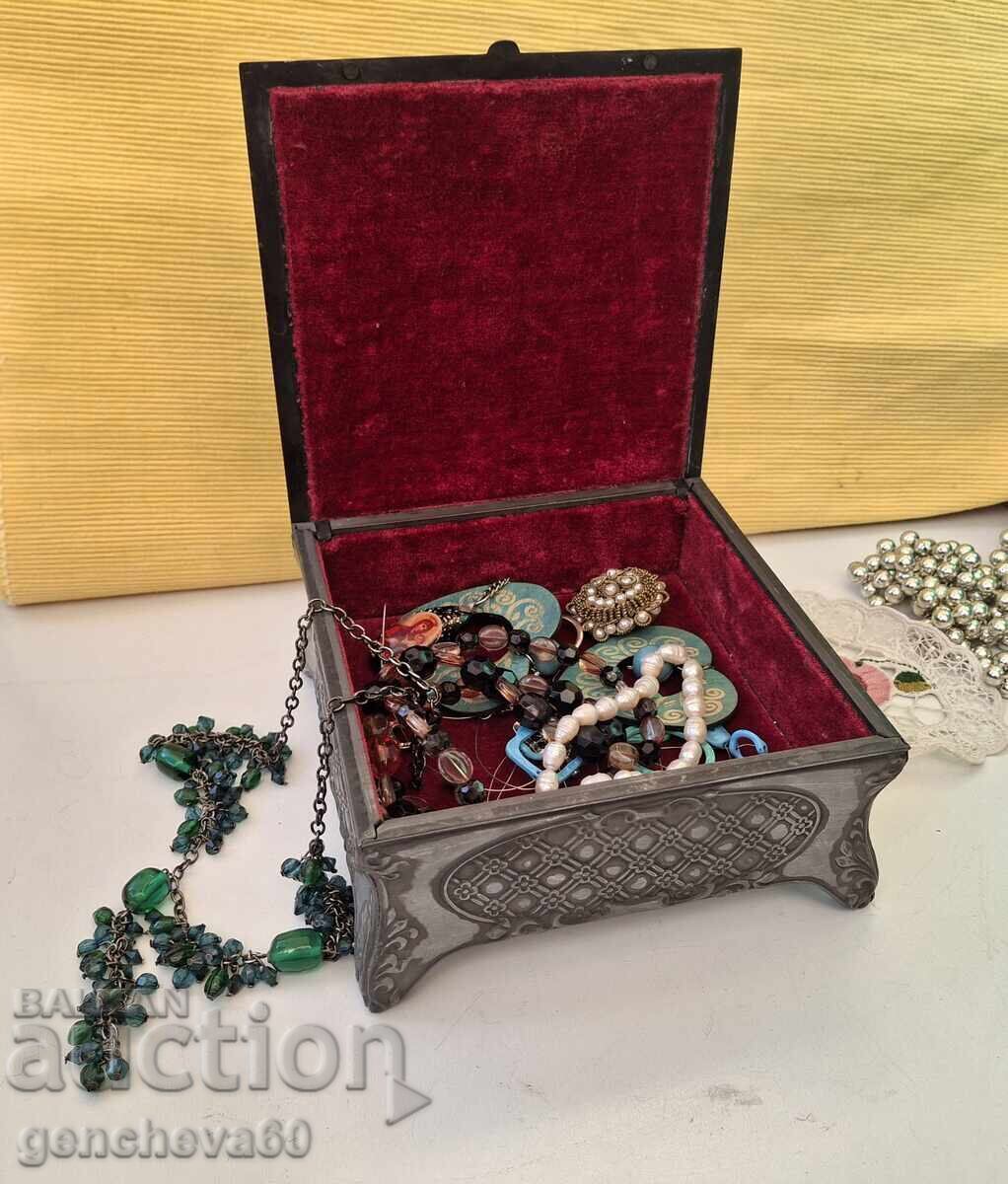 Аукцион Винтидж метална кутия за бижута СССР/накити Аукцион Винтидж метална кутия за бижута СССР/накити
