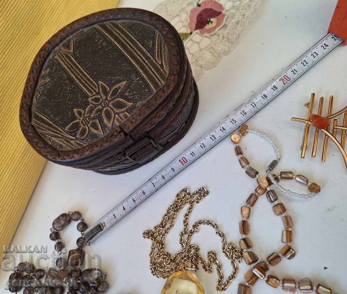 Cutie retro din lemn pentru bijuterii/diverse mărunțișuri cu preț € 15.00 | 29.34 BGN