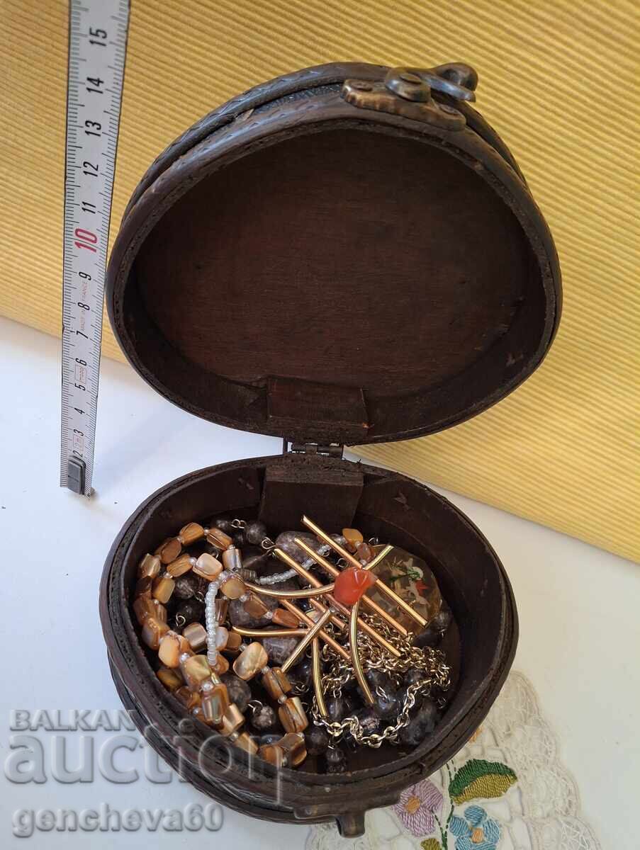 Auction  Retro wooden box for jewelry/various trinkets