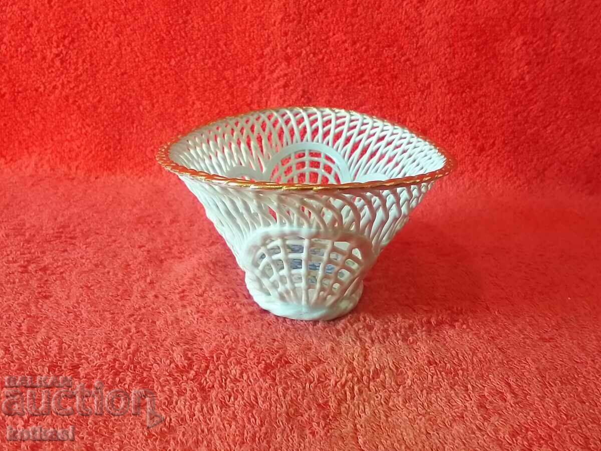 Licitație Veche porțelan IRIS dantelă ajurată bol aurit Lucrat manual Licitație Veche porțelan IRIS dantelă ajurată bol aurit Lucrat manual