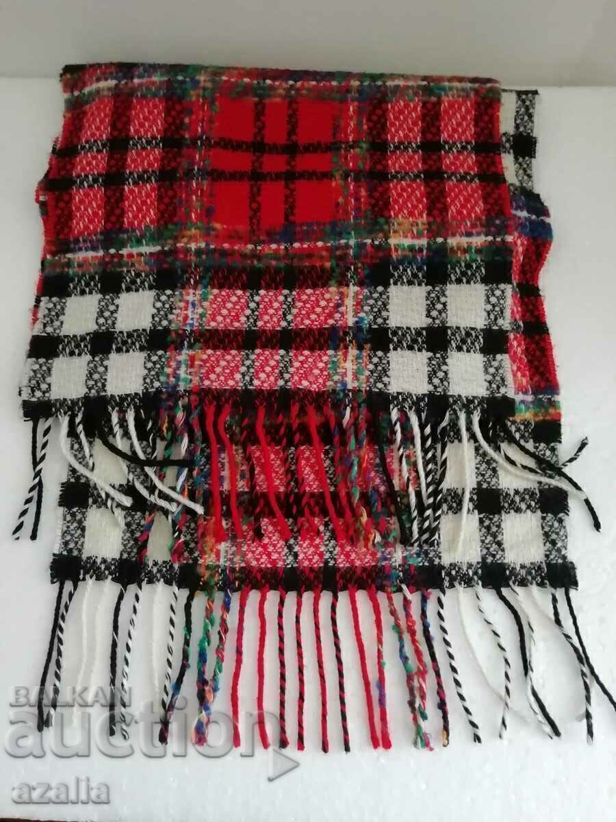 Eșarfă caldă colorată cu preț 9.00 BGN | € 4.60 Eșarfă caldă colorată cu preț 9.00 BGN | € 4.60