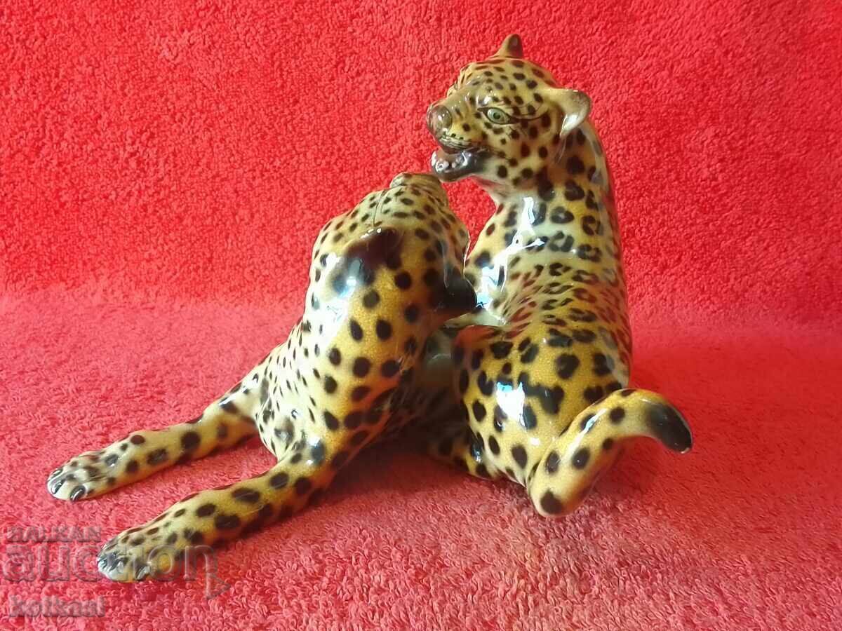Licitație Figurină veche din porțelan, pereche de Leoparzi luptători, Italia