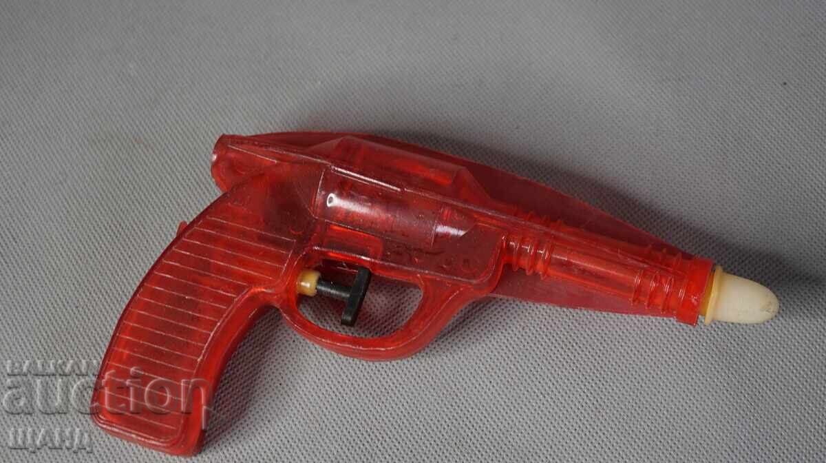 Παλιό πλαστικό παιχνίδι πιστόλι νερού Σοβιετικής εποχής με τιμή 5.35 BGN | € 2.74