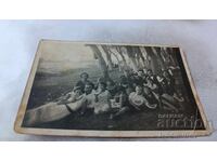 Fotografie Bărbați, femei și copii la picnic pe râul Iskar