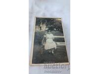 Снимка Видин Млада жена седнала на пейка в Градската градина