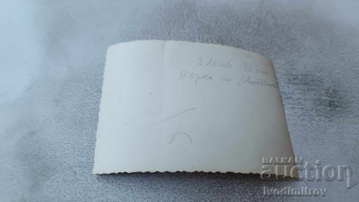 Снимка София Мъж и жени в парка на Свободата 1958 с цена 1.65 лв. | € 0.84 Снимка София Мъж и жени в парка на Свободата 1958 с цена 1.65 лв. | € 0.84