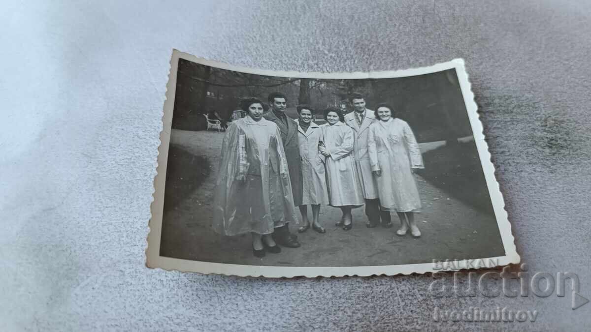 Снимка София Мъж и жени в парка на Свободата 1958 Снимка София Мъж и жени в парка на Свободата 1958