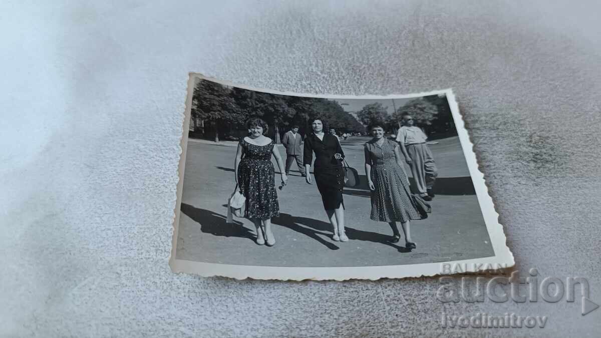 Снимка Варна Три жени на разходка в Морската градина 1958