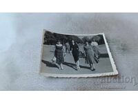 Φωτογραφία Βάρνα Τρεις γυναίκες σε βόλτα στον Θαλάσσιο Κήπο 1958