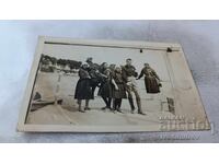 Φωτογραφία Νέου και πέντε Νέων Κοριτσιών στην προβλήτα