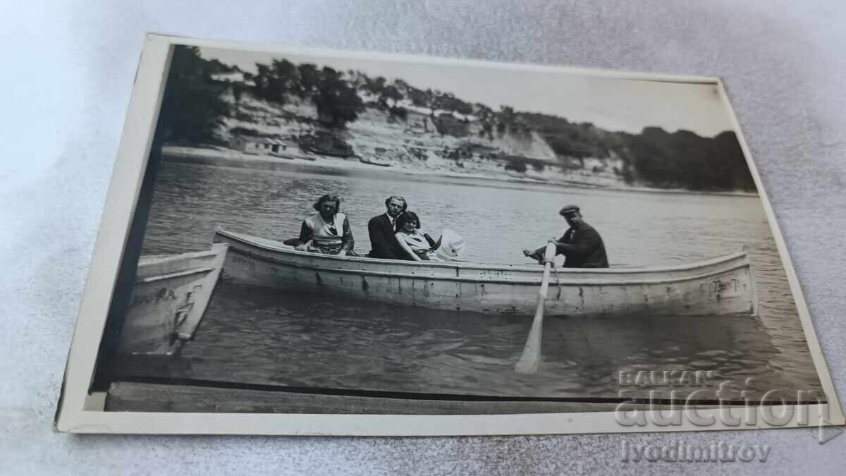 Φωτογραφία Βάρνα: Δύο άνδρες και δύο γυναίκες σε βάρκα για βόλτα