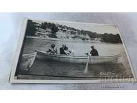 Φωτογραφία Βάρνα: Δύο άνδρες και δύο γυναίκες σε βάρκα για βόλτα