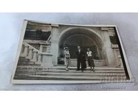 Fotografie Varna Bărbat și două femei pe scări în Grădina Mării