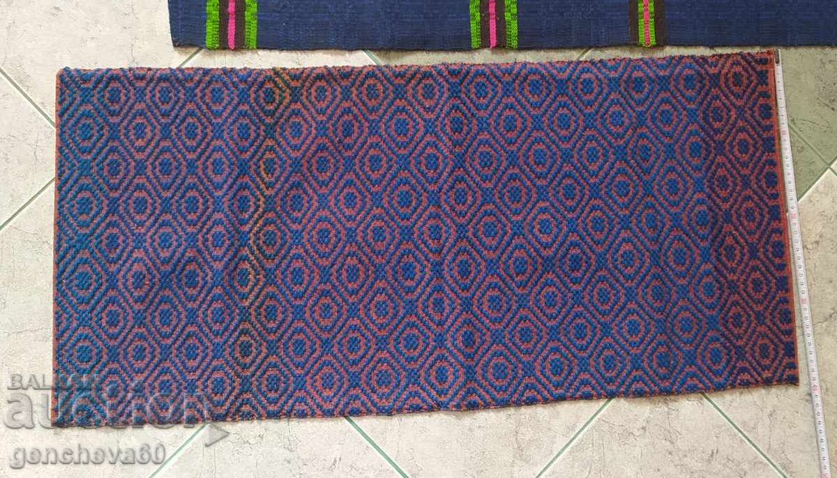 Παράδοση Τρία παλιά μικρά υφαντά χαλιά Παράδοση Τρία παλιά μικρά υφαντά χαλιά